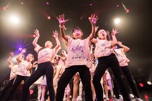 東京女子流と共に踊るキッズダンサーたち。