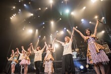 バンドメンバーと手をつなぐ東京女子流。