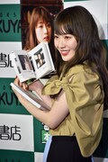 写真集の特典であるZINEを広げる高山一実（乃木坂46）。