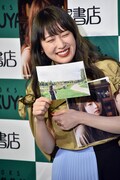 写真集の特典であるZINEを持つ高山一実（乃木坂46）。