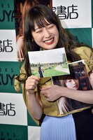 写真集の特典であるZINEを持つ高山一実（乃木坂46）。