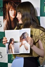 写真集のお気に入りのカットを見せる高山一実（乃木坂46）。