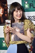 写真集の特典である栞を持つ高山一実（乃木坂46）。