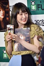 写真集の特典である栞を持つ高山一実（乃木坂46）。