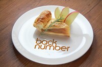 コラボカフェ「back number cafe」のメニュー、アップルパイ。