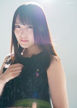 菅井友香のポスター画像。