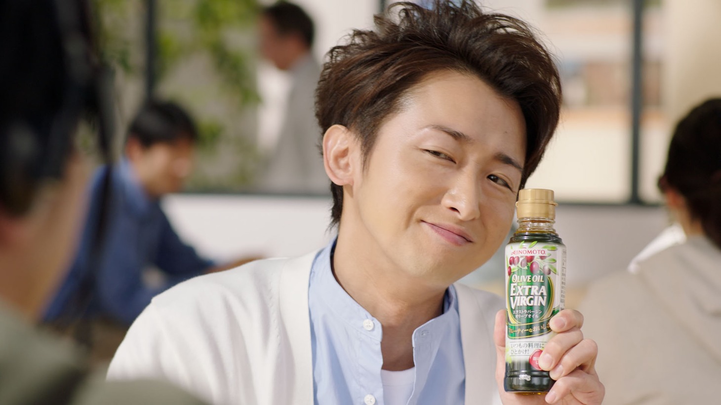 J-オイルミルズ新CM「ちょい塩オリーブ・トースト」編より。
