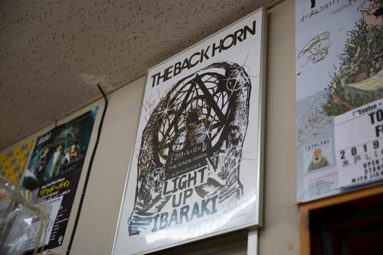 山田将司（THE BACK HORN / Vo）が手書きしたポスターが店内に飾られている。