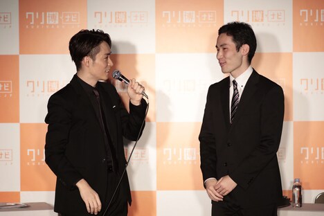 就活生の質問に答えるEXILE TETSUYA（左）。