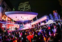 SUPER★DRAGONのフリーライブの様子。（撮影：笹森健一）