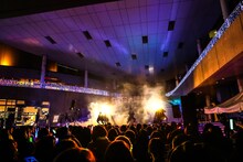 SUPER★DRAGONのフリーライブの様子。（撮影：笹森健一）