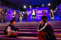 バースデーラップを聴く（手前左から）洸希、毅。（撮影：笹森健一）