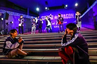 メンバーが贈るバースデーラップを聴く（手前左から）洸希、毅。（撮影：笹森健一）