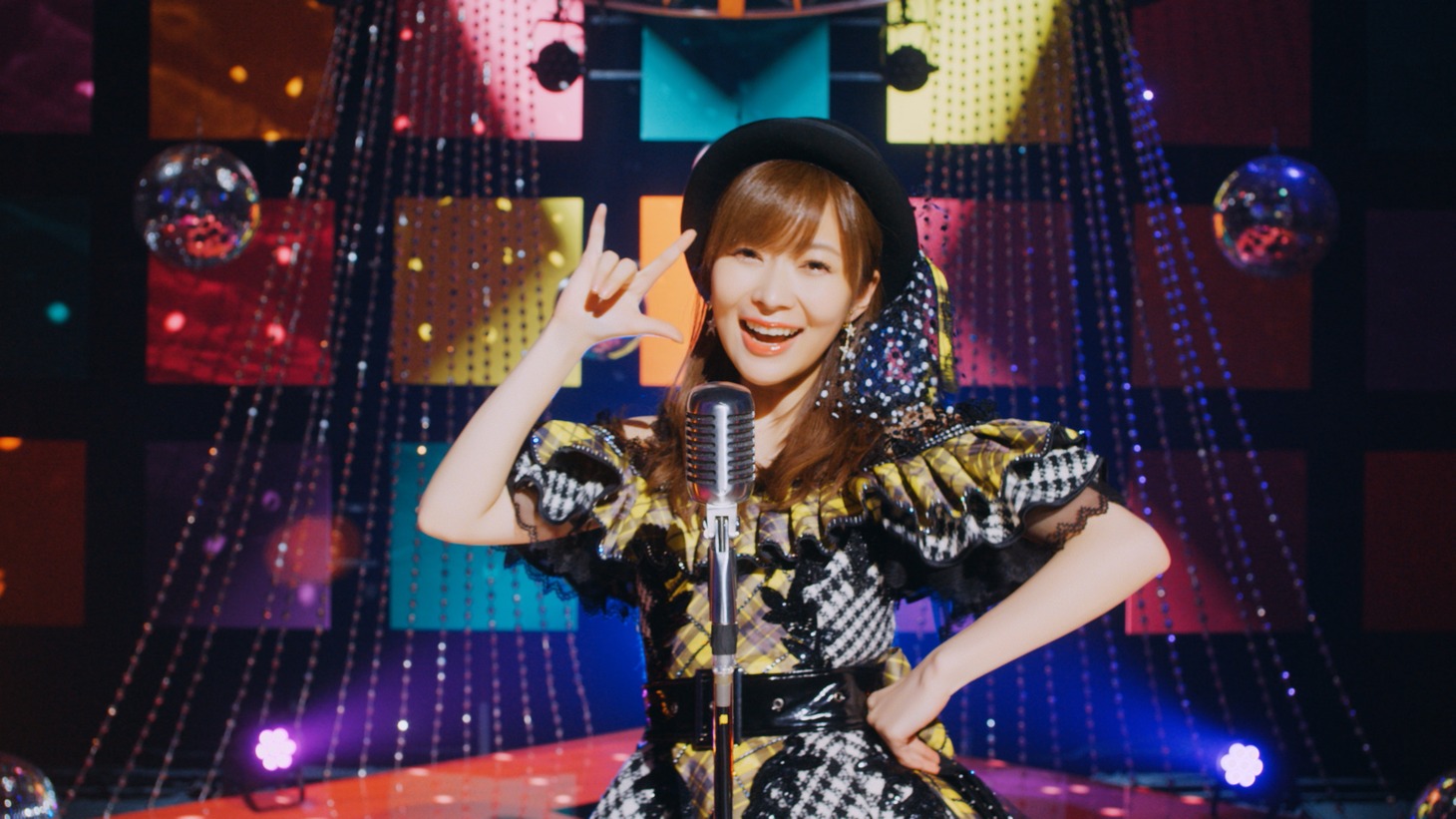 AKB48「私だってアイドル！」ミュージックビデオのワンシーン。(c)AKS / キングレコード