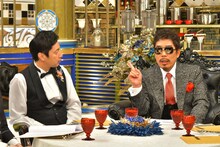 徳井義実（チュートリアル）と話す鈴木雅之。 (c)TBS