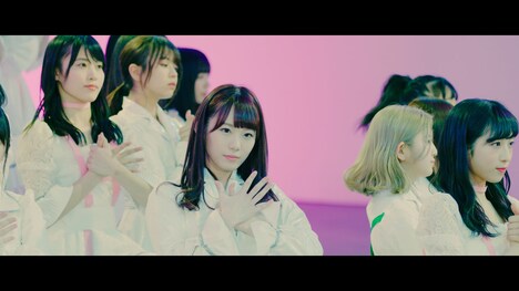 坂道AKB「初恋ドア」ミュージックビデオのワンシーン。(c)AKS / キングレコード