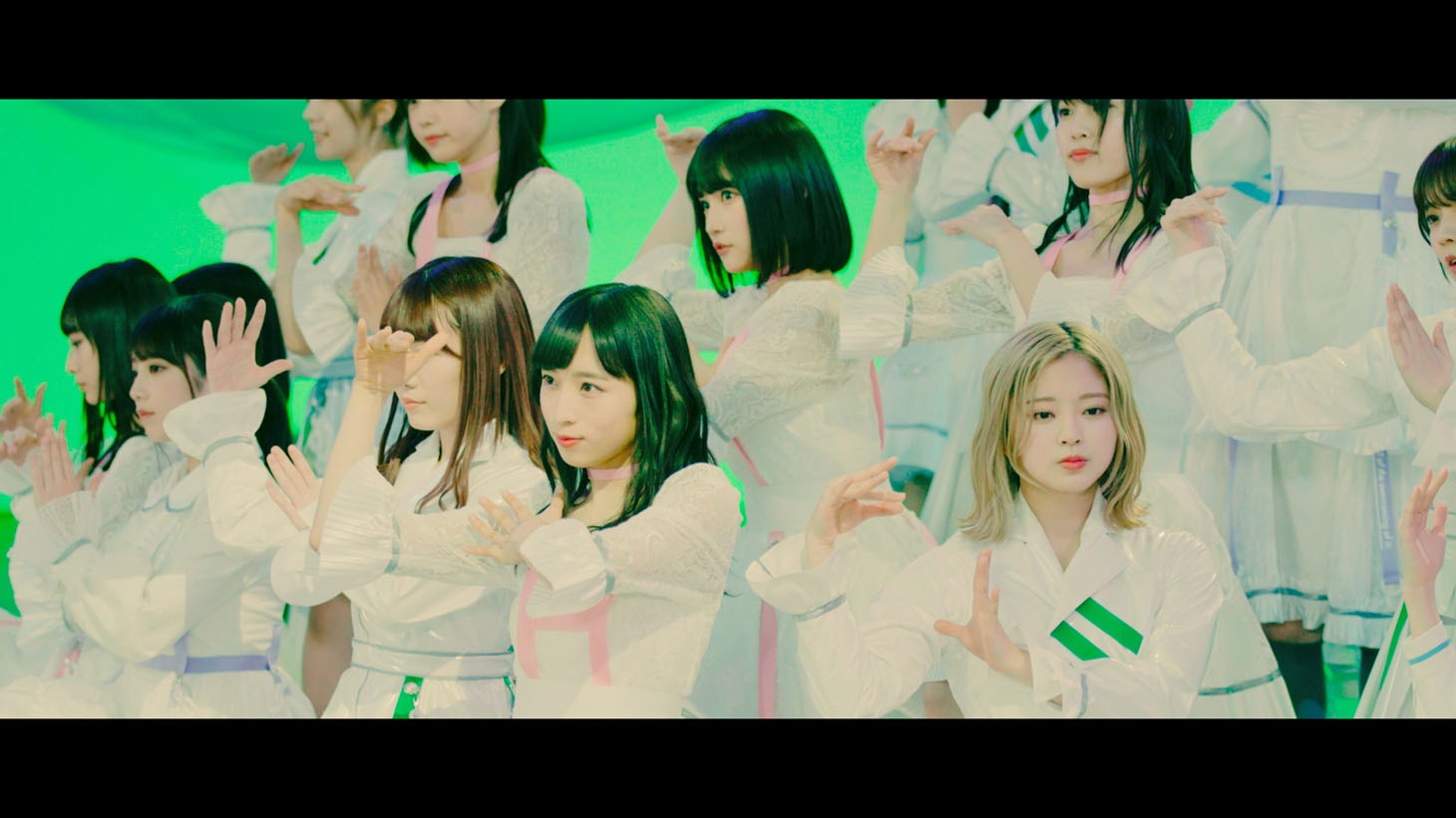 坂道AKB「初恋ドア」ミュージックビデオのワンシーン。(c)AKS / キングレコード