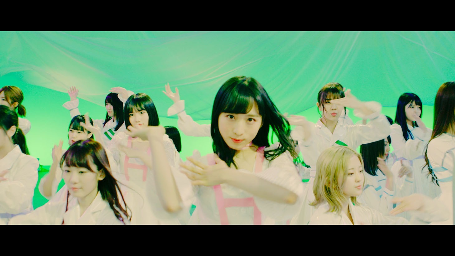 坂道AKB「初恋ドア」ミュージックビデオのワンシーン。(c)AKS / キングレコード