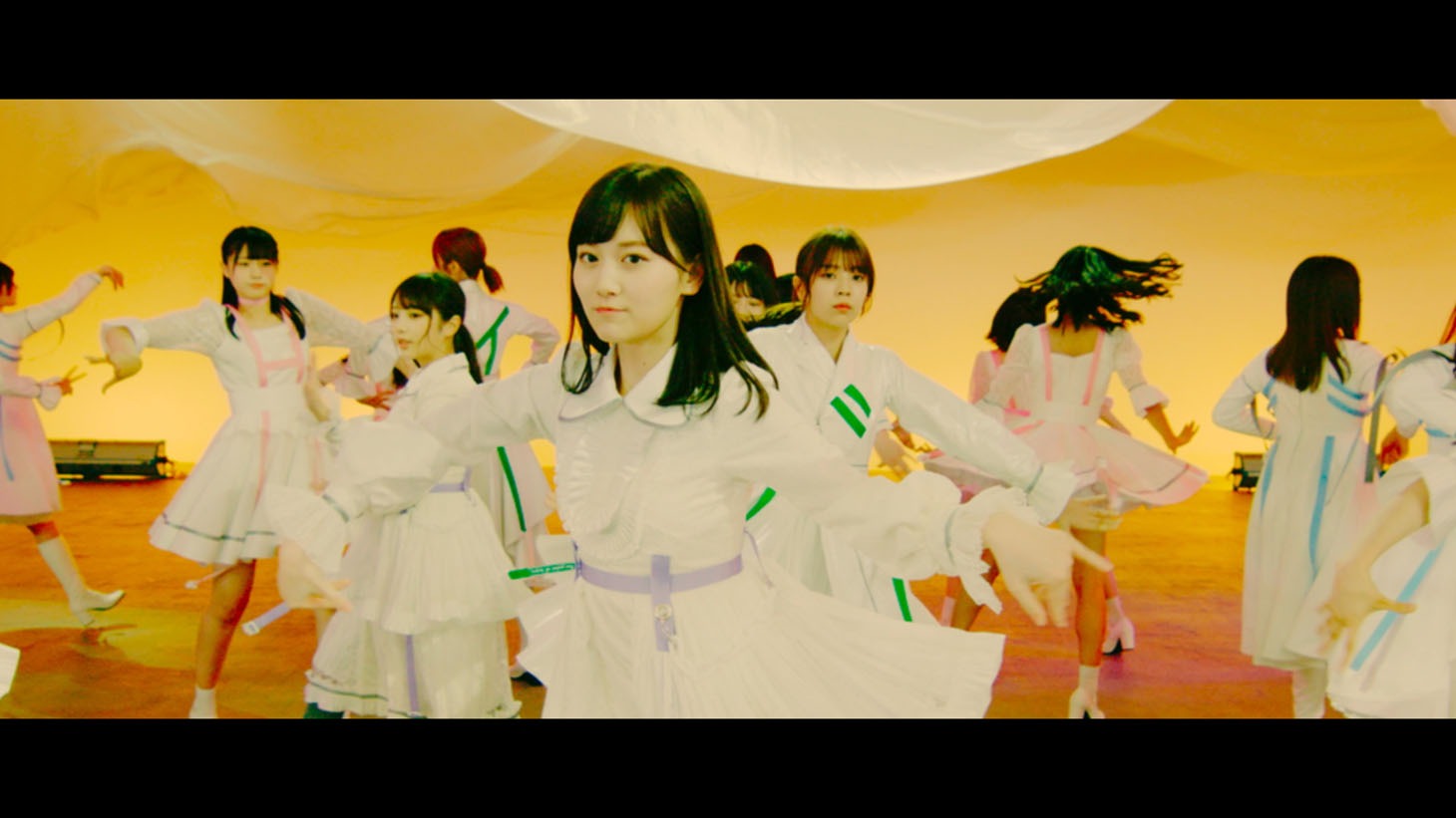 坂道AKB「初恋ドア」ミュージックビデオのワンシーン。(c)AKS / キングレコード