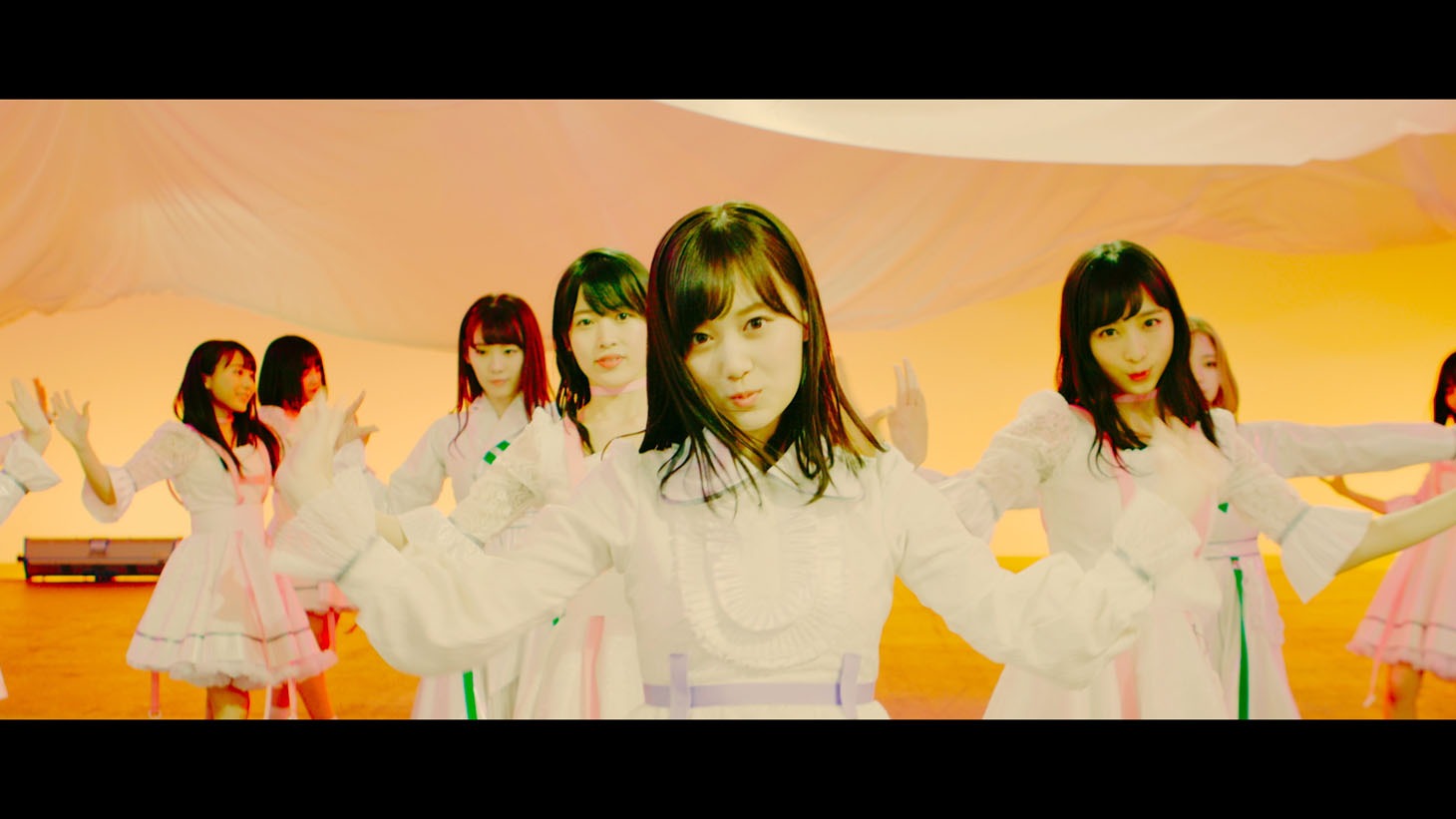 坂道AKB「初恋ドア」ミュージックビデオのワンシーン。(c)AKS / キングレコード