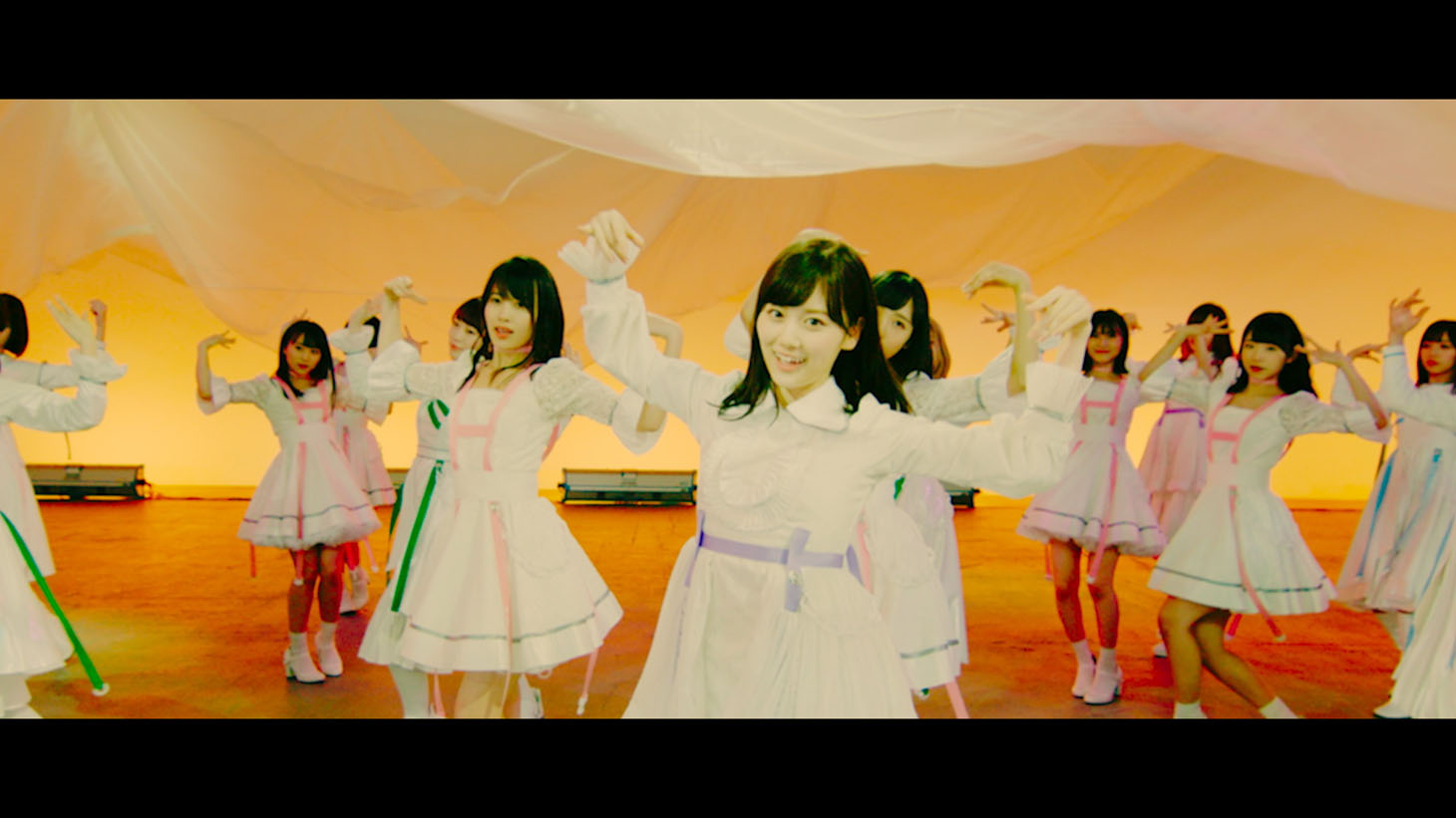 坂道AKB「初恋ドア」ミュージックビデオのワンシーン。(c)AKS / キングレコード