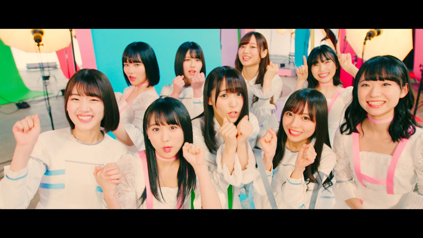 坂道AKB「初恋ドア」ミュージックビデオのワンシーン。(c)AKS / キングレコード