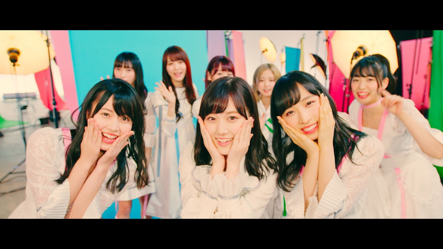 坂道AKB「初恋ドア」ミュージックビデオのワンシーン。(c)AKS / キングレコード