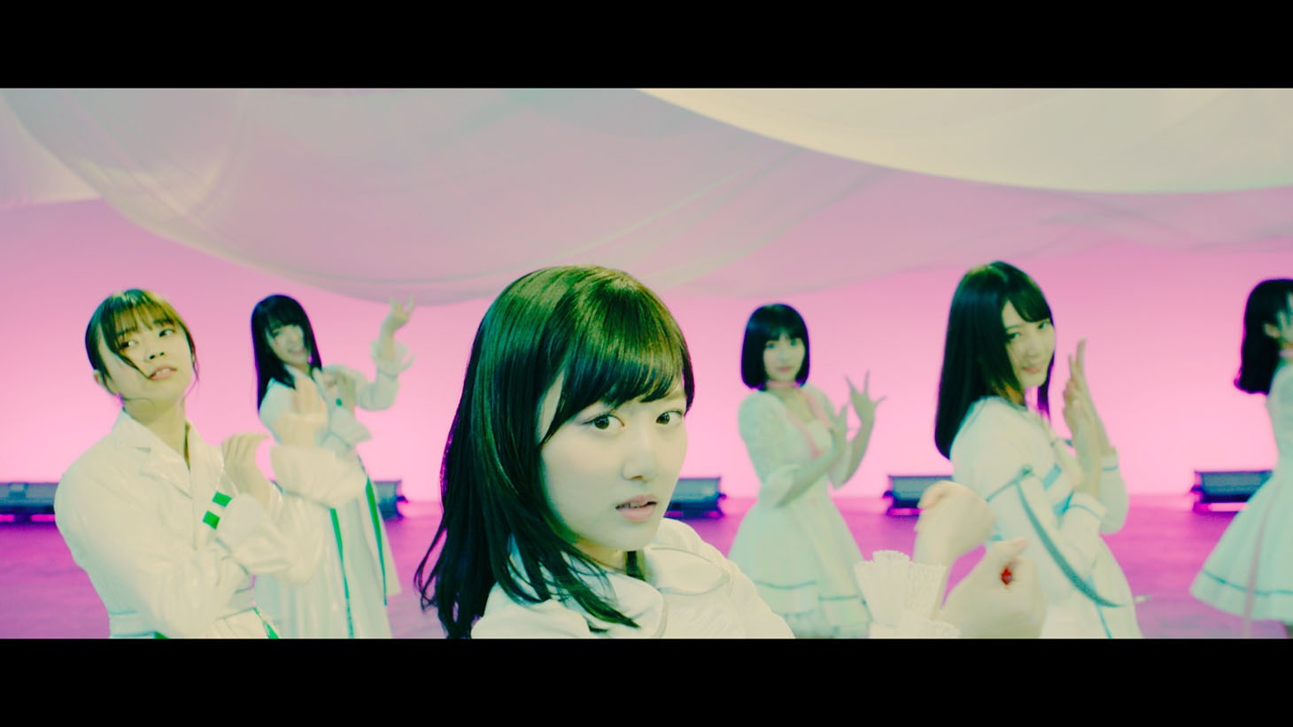 坂道AKB「初恋ドア」ミュージックビデオのワンシーン。(c)AKS / キングレコード