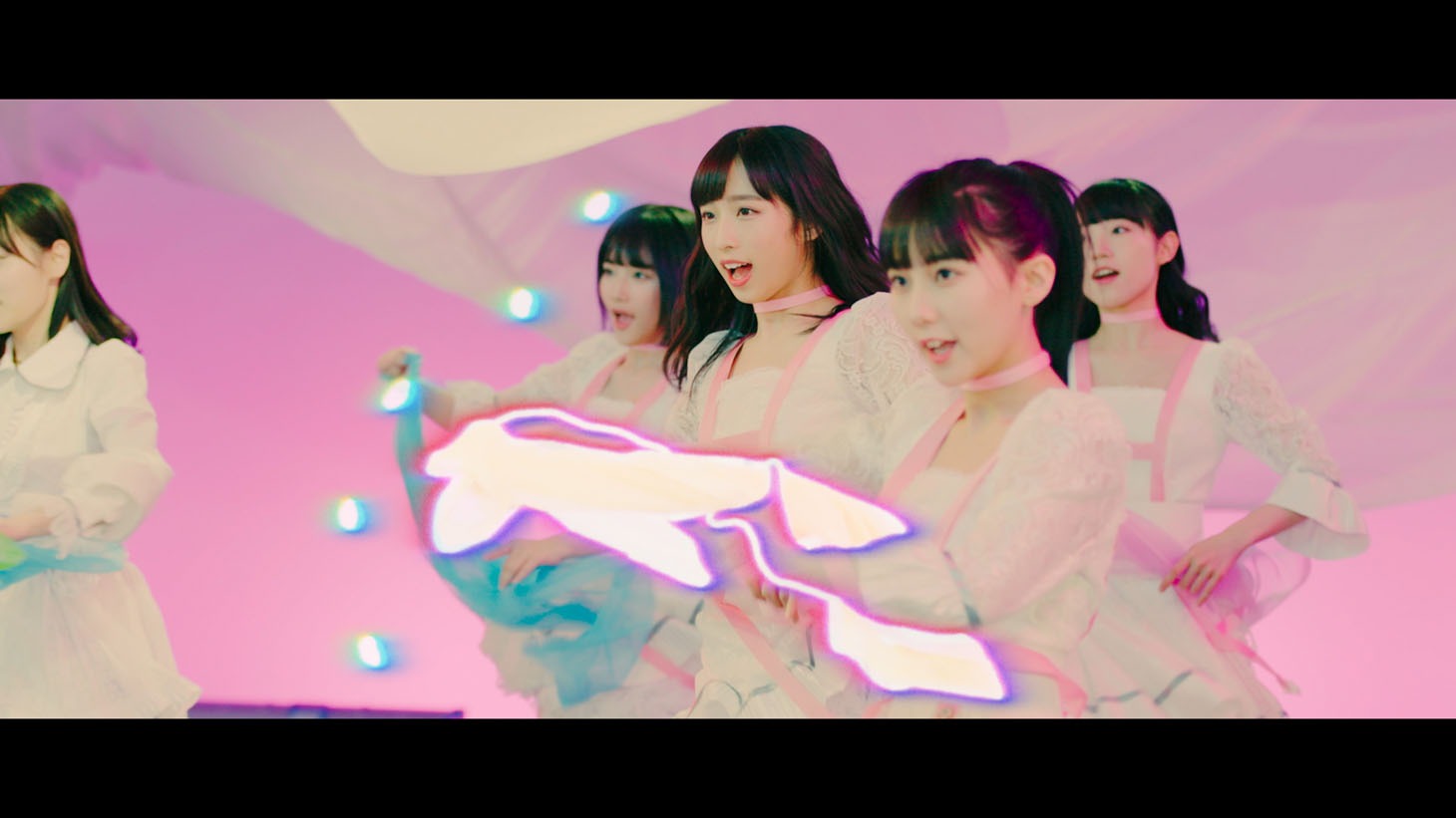 坂道AKB「初恋ドア」ミュージックビデオのワンシーン。(c)AKS / キングレコード