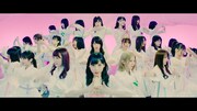 坂道AKB「初恋ドア」ミュージックビデオのワンシーン。(c)AKS / キングレコード