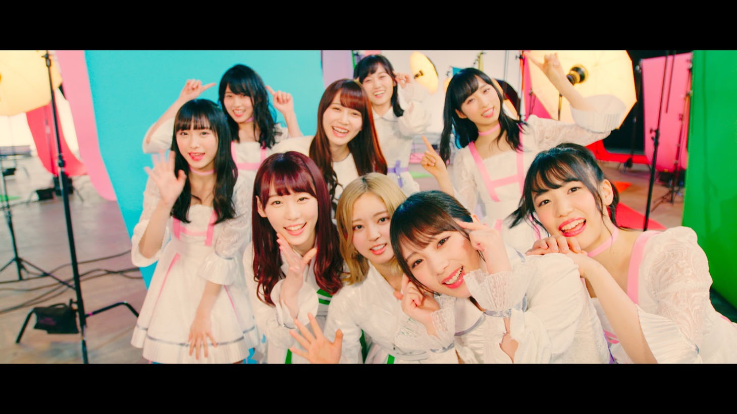 坂道AKB「初恋ドア」ミュージックビデオのワンシーン。(c)AKS / キングレコード
