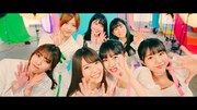 坂道AKB「初恋ドア」ミュージックビデオのワンシーン。(c)AKS / キングレコード
