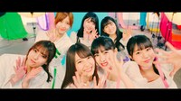 坂道AKB「初恋ドア」ミュージックビデオのワンシーン。(c)AKS / キングレコード