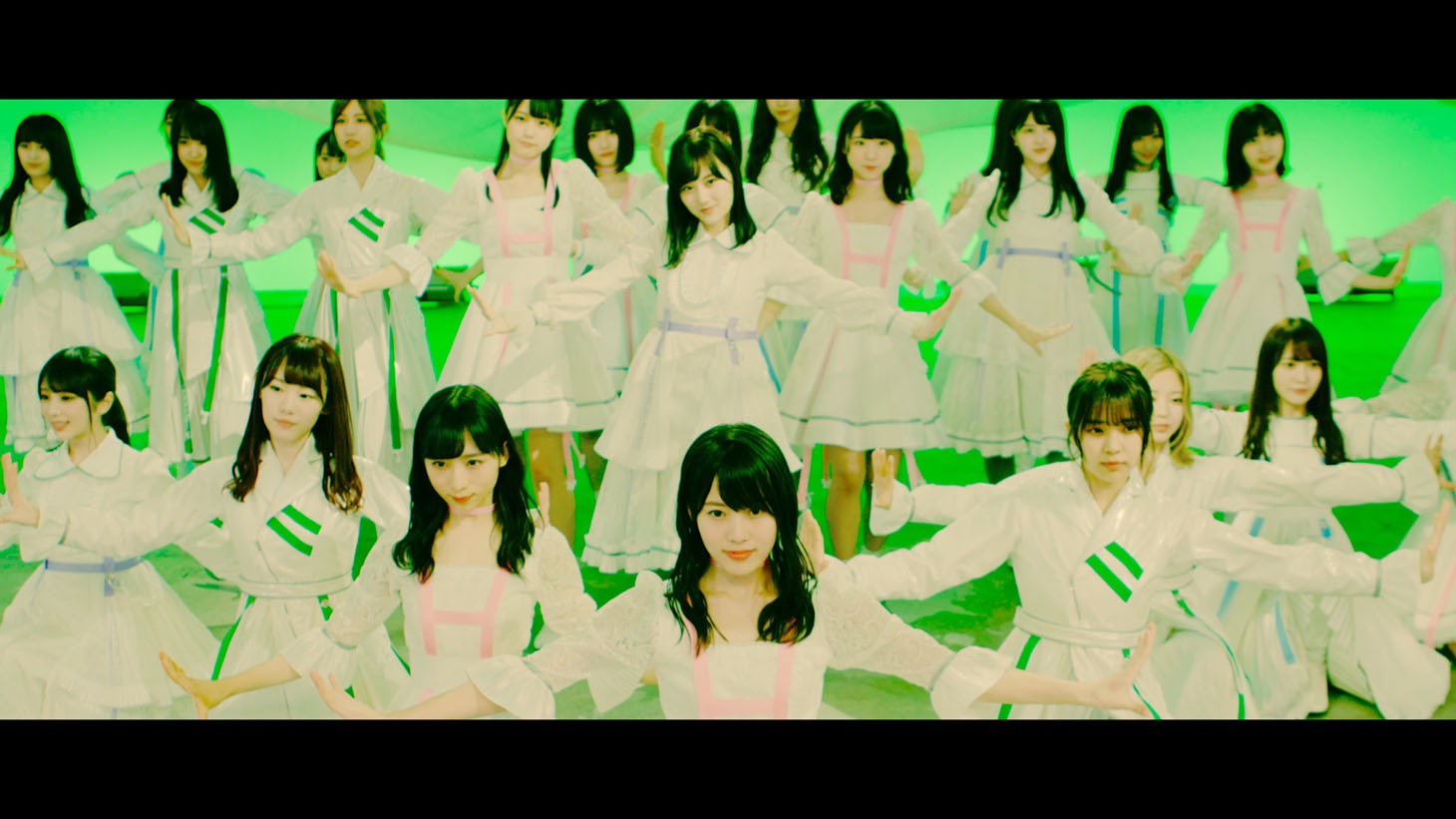 坂道AKB「初恋ドア」ミュージックビデオのワンシーン。(c)AKS / キングレコード