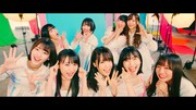 坂道AKB「初恋ドア」ミュージックビデオのワンシーン。(c)AKS / キングレコード