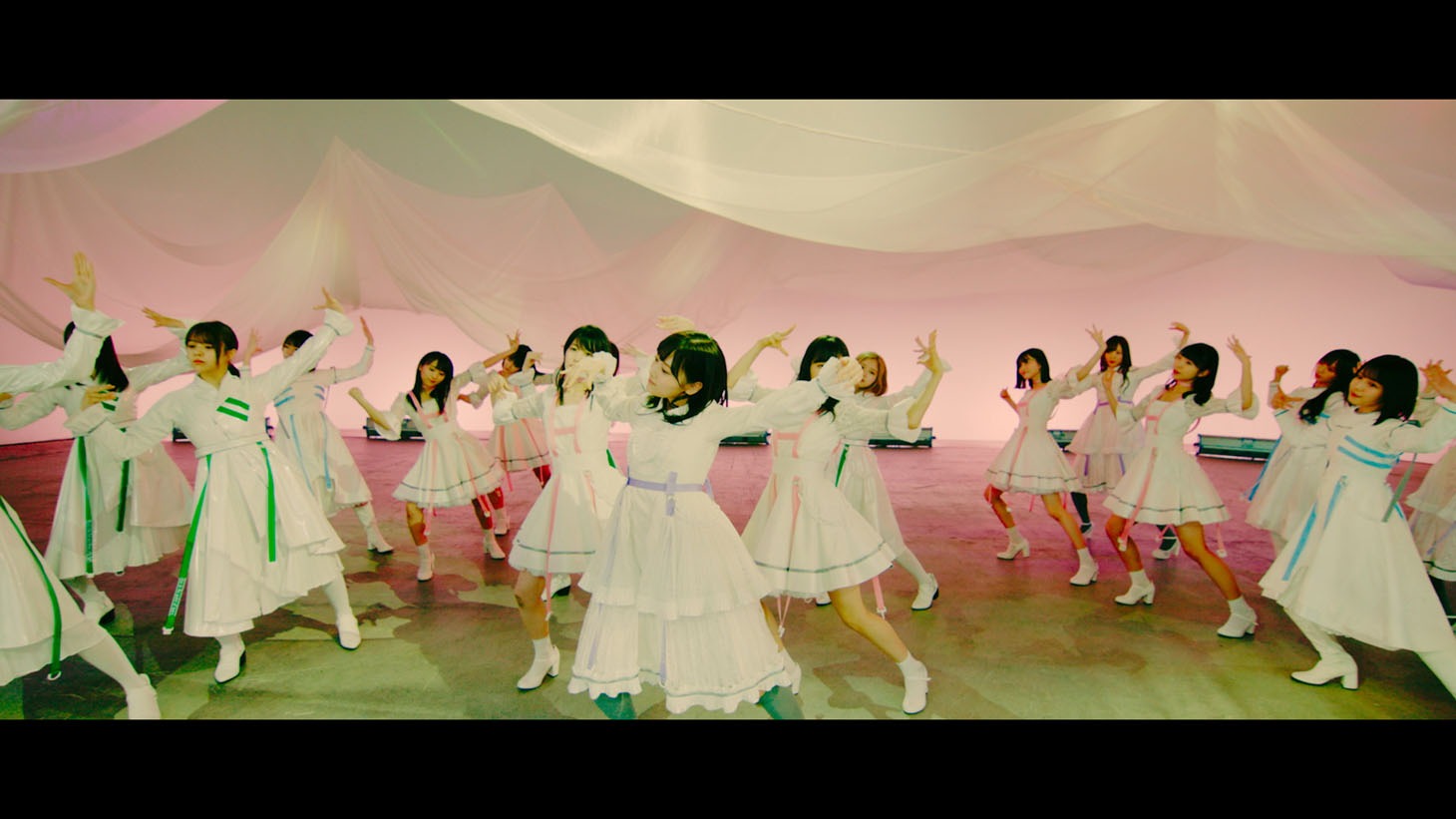 坂道AKB「初恋ドア」ミュージックビデオのワンシーン。(c)AKS / キングレコード
