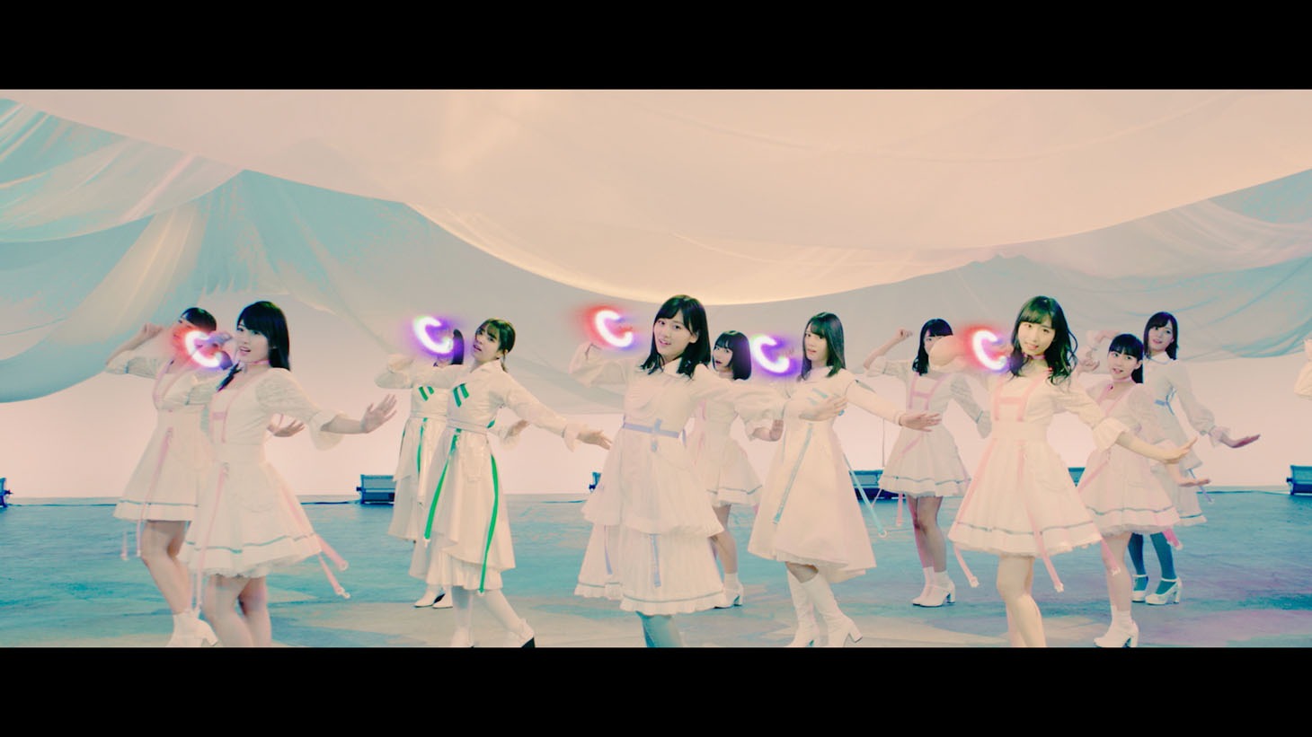 坂道AKB「初恋ドア」ミュージックビデオのワンシーン。(c)AKS / キングレコード