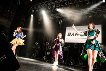 井上玲音（中央）のボイパに乗せてラップする成瀬瑛美（左）と和田桜子（右）。（撮影：曽我美芽）