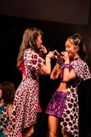 指を重ねるこぶしファクトリーの浜浦彩乃（左）と井上玲音（右）。（撮影：曽我美芽）