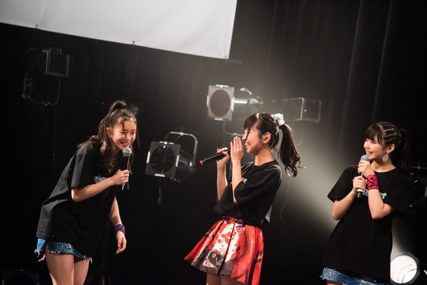 かつて「おはスタ」で共演していた井上玲音（左）と古川未鈴（中央）。（撮影：曽我美芽）