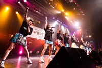 でんぱ組.incとこぶしファクトリーによるコラボレーションの様子。（撮影：曽我美芽）