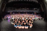 観客と共に記念撮影するでんぱ組.incとこぶしファクトリー。（撮影：曽我美芽）