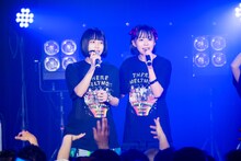 左からあの（ゆるめるモ！）、平澤芽衣（THERE THERE THERES）。（撮影：稲垣謙一）