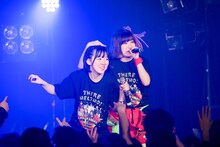 左から朝倉みずほ（THERE THERE THERES）、しふぉん（ゆるめるモ！）。（撮影：稲垣謙一）