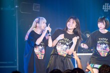 左からようなぴ（ゆるめるモ！）、カイ（THERE THERE THERES）、あの（ゆるめるモ！）。（撮影：稲垣謙一）