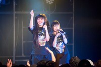 左から有坂玲菜（THERE THERE THERES）、けちょん（ゆるめるモ！）。（撮影：稲垣謙一）