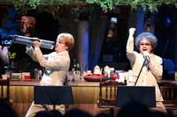 「深夜喫茶スジガネーゼ」公開収録の様子。(c)フジテレビ