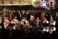 「深夜喫茶スジガネーゼ」公開収録の様子。(c)フジテレビ