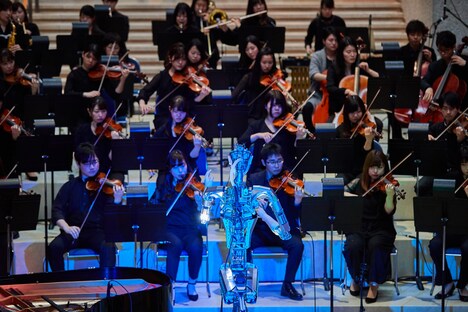 「Scary Beauty」演奏の様子。