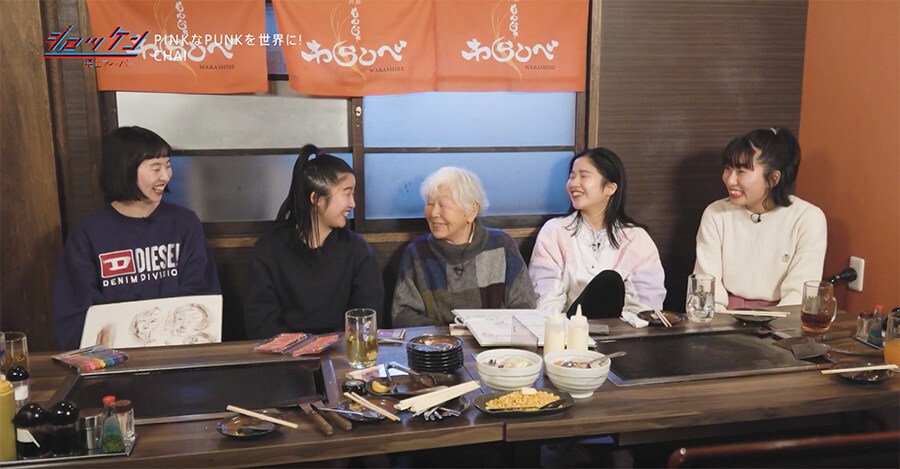 CHAI、英語学ぶおばあちゃんと語り合う